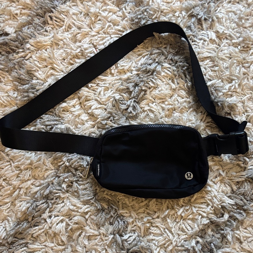 lululemon athletica black womens belt bag- 1 L. Great condition!